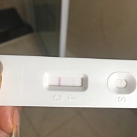 月经推迟四天，早上测的，两条都特别浅，这样是怀上了还是没怀上？