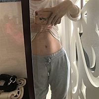 晒肚肚，五个多月了，肚子鼓鼓的。