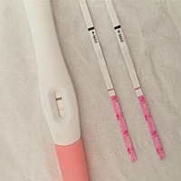 昨天和今天早晨用试孕棒测的，一深一浅，为啥今天中午来大姨妈了