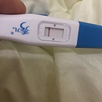 谁能看得到那一丢丢浅浅的线。测了两个两个都是迷迷糊糊不仔细看根本看不到。这个是怀孕了吗。还是这个...