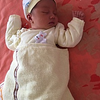 宝宝出生18天.由于奶水不够，这段时间都是母乳加奶粉喂养，今天第四天了一直不拉大便只放屁，亲们有什么...