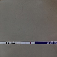 姐妹们，求教，距离大姨妈还有4天，早上好奇这么月会不会怀孕，就用毓婷的测试纸试了一下，如下图，很浅...