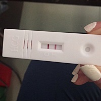 上个月八号来的月经，这个月没来，测孕棒显示很明显的两条杠，去医院b超检查，医生却看不到，说宫腔有个...