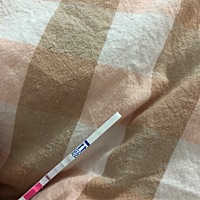 每个月21号来月经，前两天早上测白板，刚刚又测了一下，有一天浅印，是怀了吗？