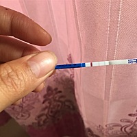 昨天早上查出两杠，今天小便刺痛带血，腰涨肚子胀，这是什么情况