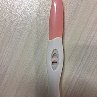 头一次测出来，感觉自己还是个宝宝，有没有研究生怀孕的，有没有学生和军人的组合，惶恐啊惶恐