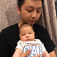 一晃时间过得很快，儿子快两个月了 跟巴巴第一次合影😀