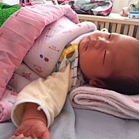 睡着时的我也会睁眼睛，现在头可以左右位移了，屁股也慢慢会挪动一下了