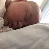 宝宝满月了，现在有十斤半，真是个肉球。趴着睡安稳，每次都趴着睡。