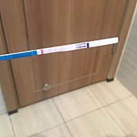 怀孕的小姐姐们帮我看下，预测这两天大姨妈，今早检测了一下，笔上很浅，检测试纸上稍微深一些，是怀了...