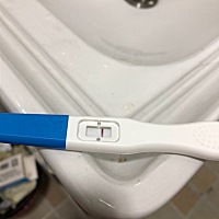 上个月月经是26号，今天用试纸试下然后去医院抽血 怀孕了，但是Hcg只有 13.5，孕酮是22.00，这个值会不...