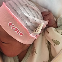 吃奶的时候抓紧自己的小帽子 哈哈