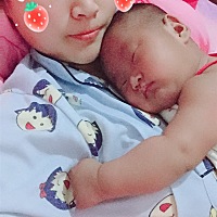 时间过的挺快的，小宝能吃能睡，就是黑白颠倒，白天睡晚上玩😂肉肉长的也快，胖嘟嘟的，回来秀一下