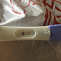 月经推迟5天了，早晨测出来一深一浅是怀孕了吗？