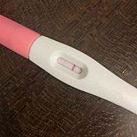 上月月经是4/26号来的  这个月5号同房没有措施。今天5/24测了两次都是隐隐约约 去了医院显示弱阳性 医生...