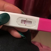 一开始不确定我又试了两个颜色都是很浅去医院检查人家说太早，又说子宫内膜比较厚应该是有了，可我怕假...