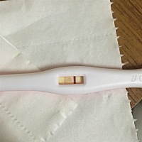 月经推迟一周，用验孕棒测试一条深一条浅，测了两次    图一是第一次，图二是第二次  大家帮我看一下