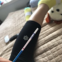 5月1号末次月经，15号的排卵期，明天该来大姨妈了。期间没有任何症状，刚测的大白板，等把这盒试纸玩儿...
