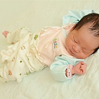 我的宝宝出生了七天了，由于怀孕后期营养跟不上，偏小一周，孩子第二天开始脱皮，怀孕期间一定要注意，