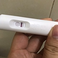 各位小姐姐，帮我看下我这个有没有戏，今晚测的淡淡的粉色，半年多了没有避孕都没中，玩了几个月尿了，...