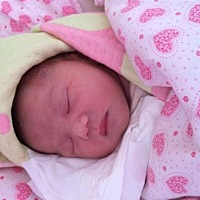 早上九点多破水 下午三点左右剖腹喜得千金大小姐 麻药散后痛到无法呼吸 可能是羊水多宝宝面部和身体很干...