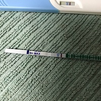 总感觉多一条杠，颜色太淡了！上个月18号来的月经，这个月还没有来，求群里的姐妹指教！