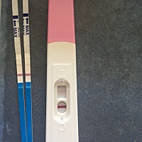 自己在家测的都是一深一浅，今天去医院查血说没怀孕，这是什么情况，好蒙圈。。。呜呜呜