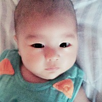 我的天使宝宝，你的眼神太像妈妈了，犀利之瞳！儿子，你要好好的健康成长，长成个大帅哥！💕吆吆...