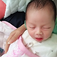 还有两天我们就满月了，看着你一天一天的长大，越长越可爱，之前的痛苦都不算什么，即使现在伤口还会痛...