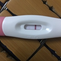 等了十分钟更明显了😄😄😄明天晨尿再测一次看看……今晚估计兴奋的睡不着😂