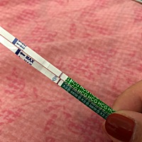 这是不是传说中的意念水印……两张早孕试纸，右边是白板，左边大卫我看到一条超级模糊的线😂