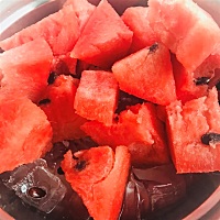 现在孕期5个月了，正是吃西瓜的季节，但有人说不能吃？能吃吗？