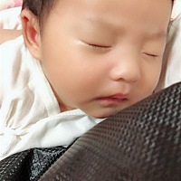 每次打完疫苗回来都很闹，上次打完回来低烧，哭闹了一天，怎么哄都不行，这次打完回来又是哭闹，嗜睡，...