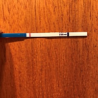 上个月25号来月经，这个月还没来28号了，以前每个月来月经前胸部会涨痛，而这个月没有，测出来又好像没...