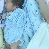 尽头是我出世的第三天，我就知道吃吃吃睡睡睡，乖的不得了。我打了乙肝和接种，我就哭了两声诶