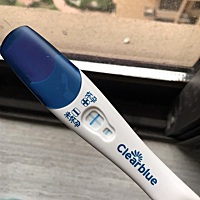 各位有经验的宝妈们，我月经推迟快8天没来了，今天测试了一下，显示微弱的十字，不知道怀孕了没