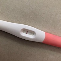 各位姐姐们，帮能我看看吗？刚刚测的，辣么浅是胚胎着床时间短还是没怀孕啊？能看清楚吗