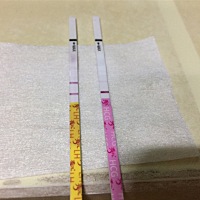 求姐妹们分析：月经晚了三天了，用秀儿测试，排卵试纸两条线（左图），早早孕试纸弱阳（右图），这是好...