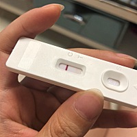 四月份27号来的，平时例假很准的。但是今天五月30了还没来，然后测了一下是这样，亲爱的准麻麻们帮我看...