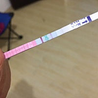 今天到十点回家才测的排卵 怎么颜色没昨天的深了 咋回事啊