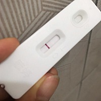 27号排卵日，20和26号同房了，有点心急的我用验孕棒测了一下，t部位有透明横杆，这是本来有的横杆还是有...