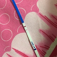 5.1例假，前两天测都是大白板，今天测了2次都是这样，是不是阳性呀……