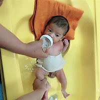 这是我家大宝一个月洗澡的照片哈哈哈