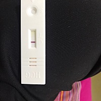 备孕半年。前两天有褐色分泌物 就测了一下 这是怀上了吗？ 肚子有时候微刺疼 怎么回事？还有七天才来姨...