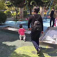 宝宝一岁四个月，偶尔出门穿纸尿裤，在家里没有穿，现在走路感觉就是腿往外样子，这可怎么办？去医院医...