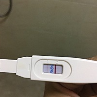 同房后14天测，刚开始测得如图一，很浅，放置了半小时后如图2，加深了，这是什么情况呀？