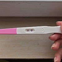 早上起来测的 不到几秒就显了 这是怀了吗，需不需要再测一下？