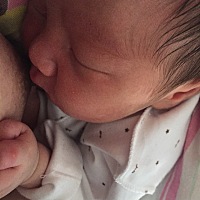 亲们！天气热千万不要给孩子穿太多，盖太多！捂的都是痱子还有热疹～～湿疹用金银花煮水洗澡～每天洗也...