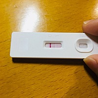 这是怎么回事，滴上去两秒T区就出现了一条白杠～试纸也是这样……