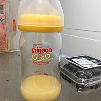 耐心等着黄金奶～～前两天都是清水我都紧张了，怕奶水质量不行，喝了两天猪蹄黄豆鲫鱼汤～～今天胸快胀...